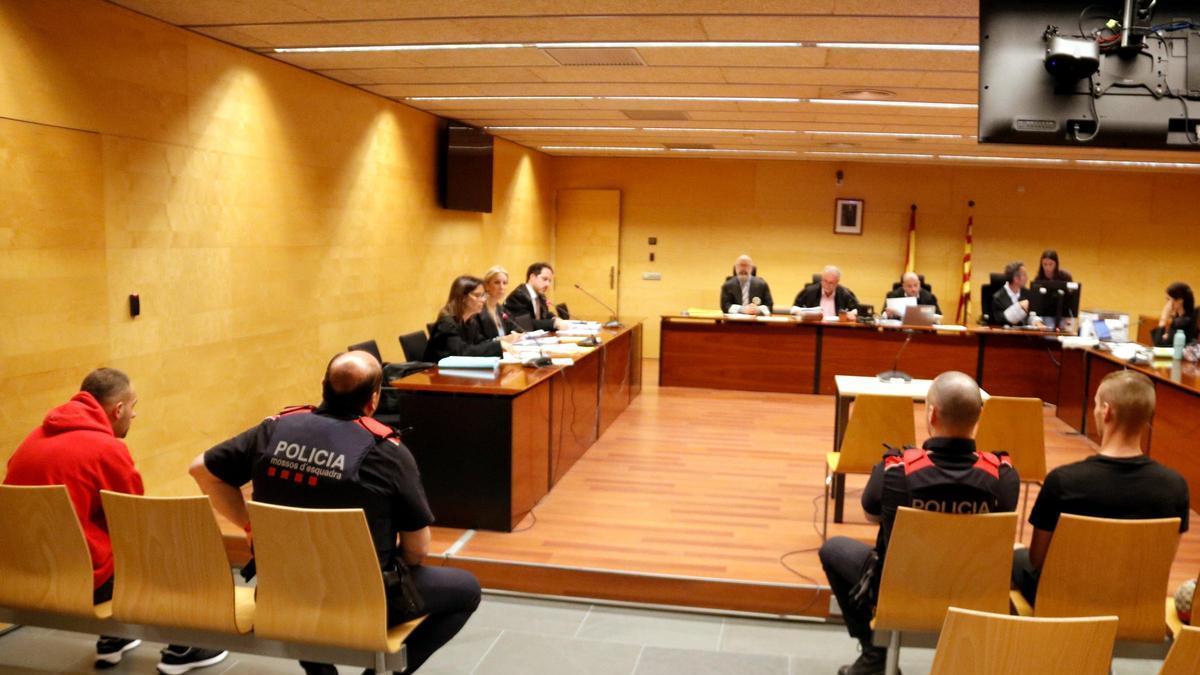 D'esquenes, dos dels acusats de segrestar un jove a Girona.