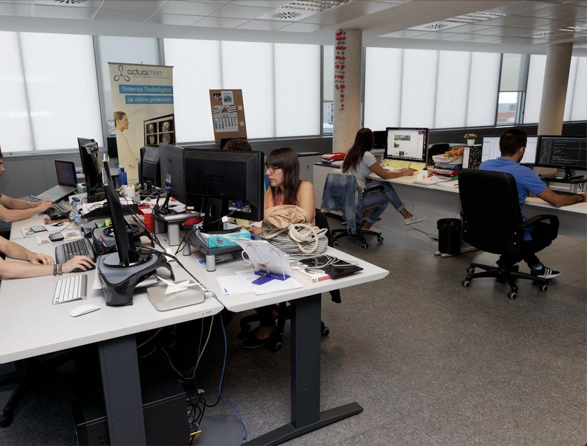 Profesionales de ActualMed trabajan en las diversas soluciones de software que ofrece la firma.