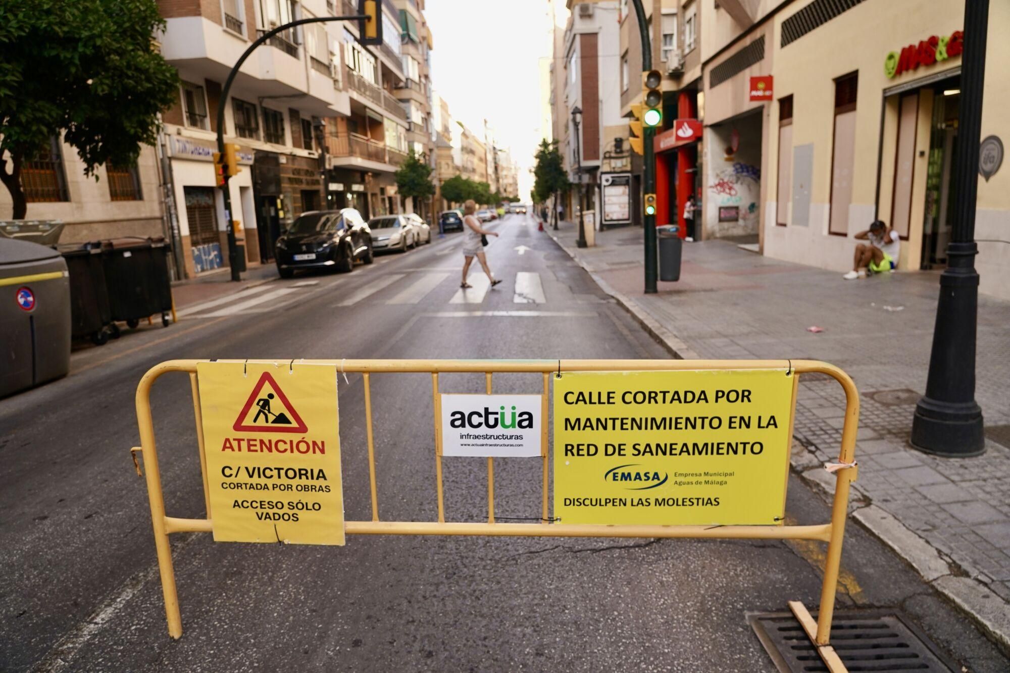 Vista de la calle de la Victoria, que permanecerá cerrada por mantenimiento en la red de saneamiento