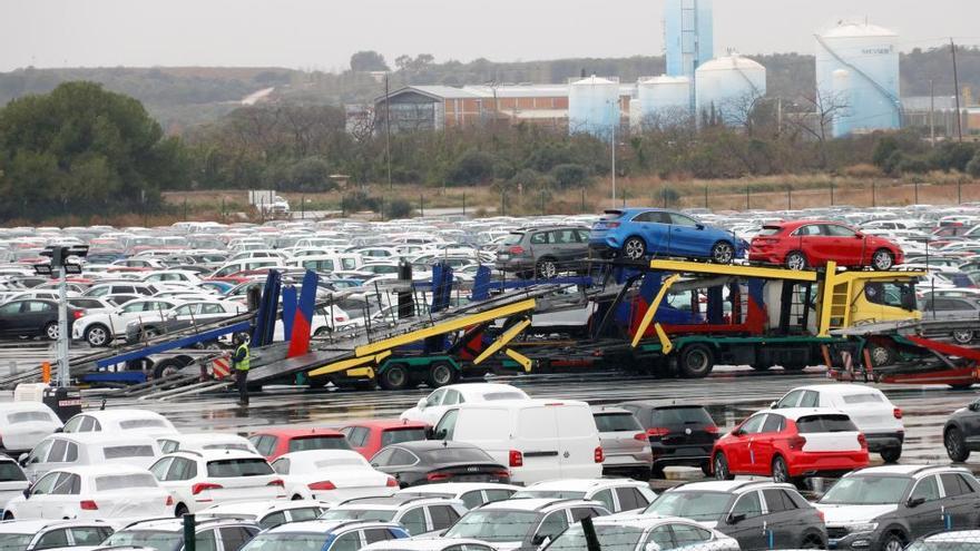 Nombrosos vehicles a la nova ZAL del Port de Tarragona, i fàbriques de la indústria química al fons