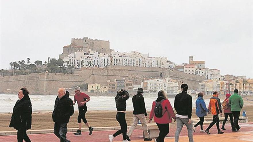 Los turistas cambian playa y terraza por paseo y actos