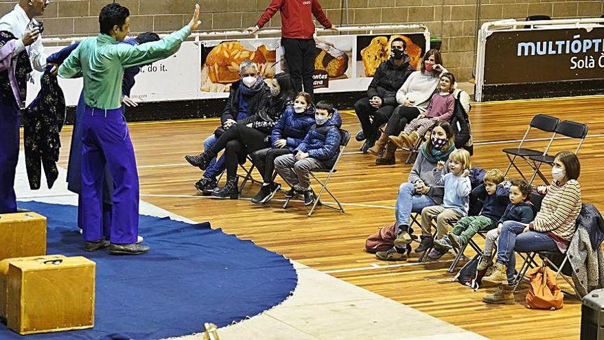 Espectacle de los Herrarita al pavelló de Sant Narcís.