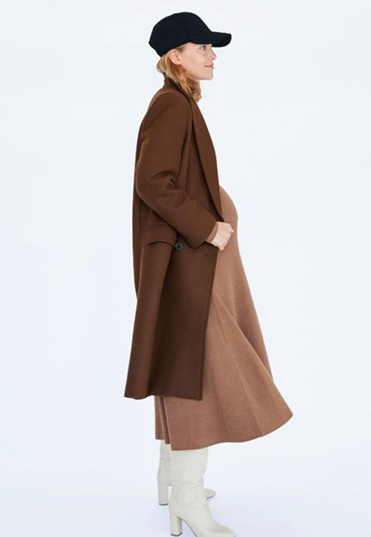 Colección Zara MUM: look premamá con vestido y abrigo