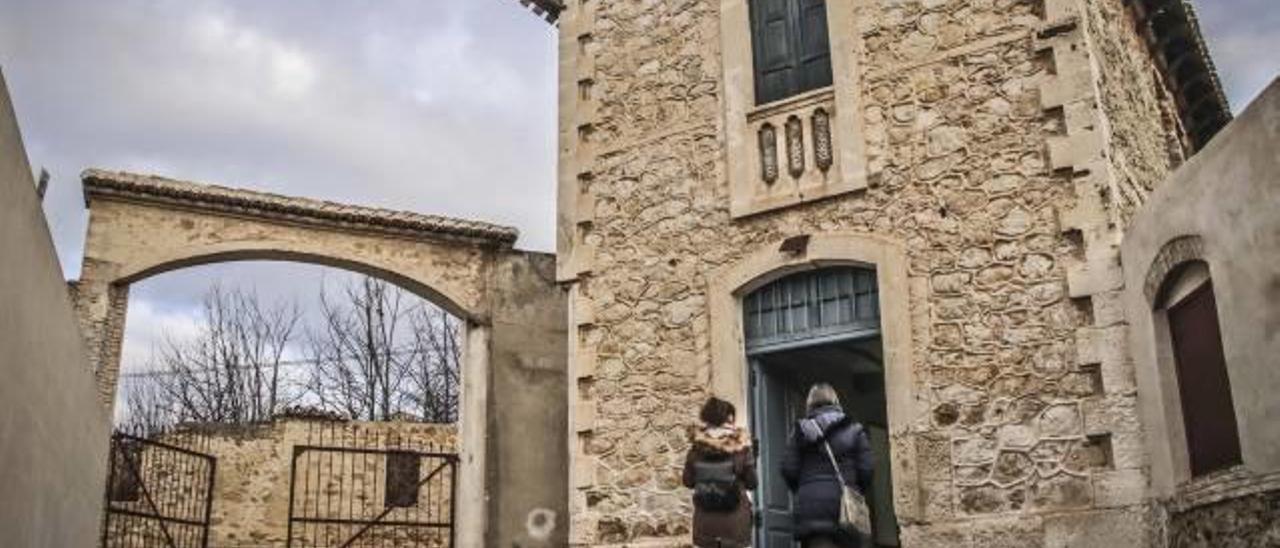 El edificio anexo al antiguo Molí Sol, el que albergaba la báscula, y que hoy es el centro de interpretación del río Vinalopó.