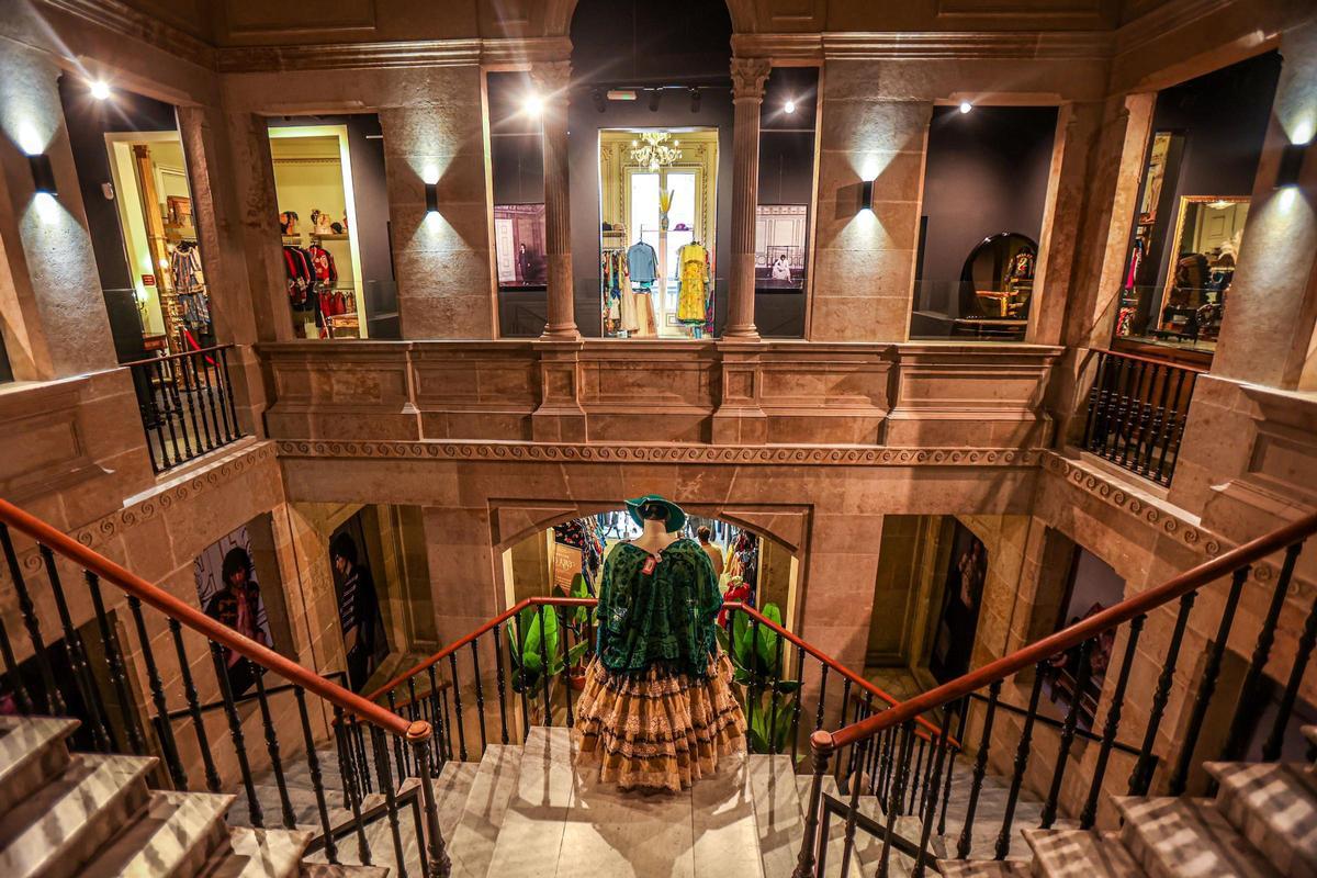La escalinata del patio central de la Casa Gralla es uno de sus atractivos, y hace las veces de sala de exposiciones. La escalinata del patio central de la Casa Gralla es uno de sus atractivos, y hace las veces de sala de exposiciones.