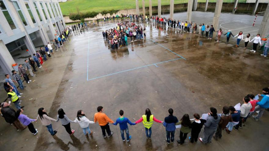 Alumnos y profesores del IEES de Brión, forman una cadena humana en el patio del instituto para concienciar sobre la catástrofe medioambiental que supuso el accidente del petrolero Prestige.