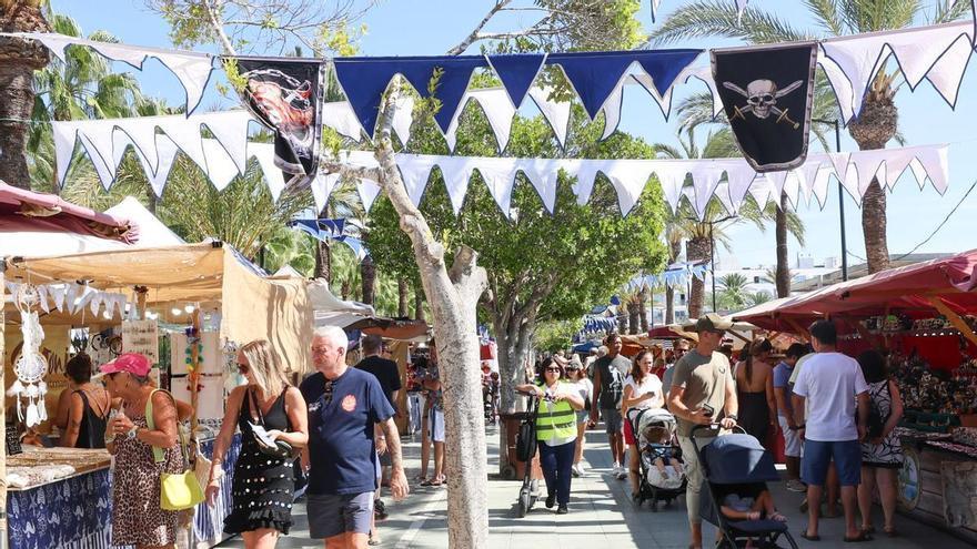 Menos puestos, menos ventas y menos turistas: la Fira Marinera de Sant Antoni nota el bajón
