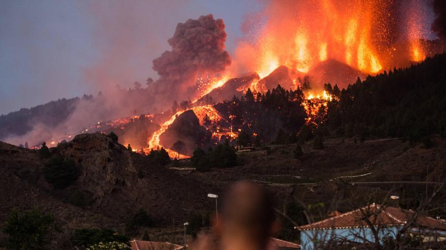 El volcán de La Palma aumenta su explosividad por el agua y los gases