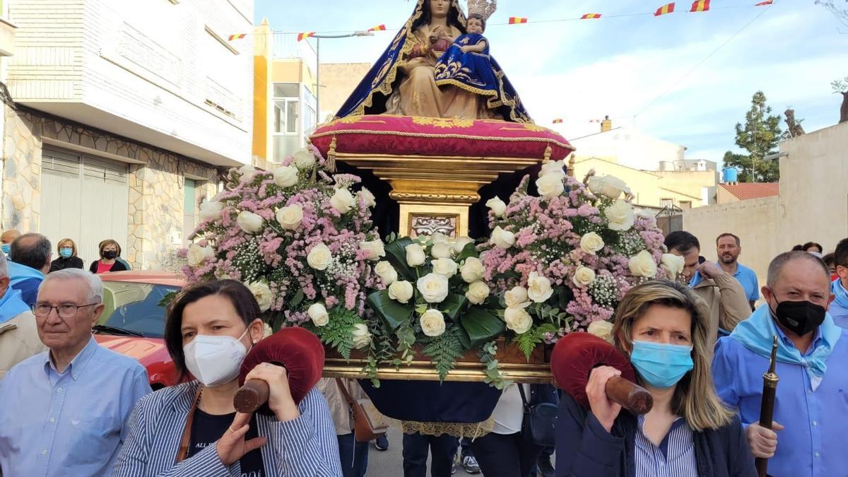 Imagen del archivo de la hermandad, donde se puede ver a mujeres portando a la patrona de la ciudad.