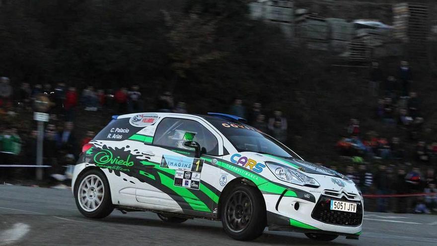 Arriba, César Palacio, con el DS3 R3T; a la izquierda, Óscar Palacio toma una curva con su Fiesta R5.