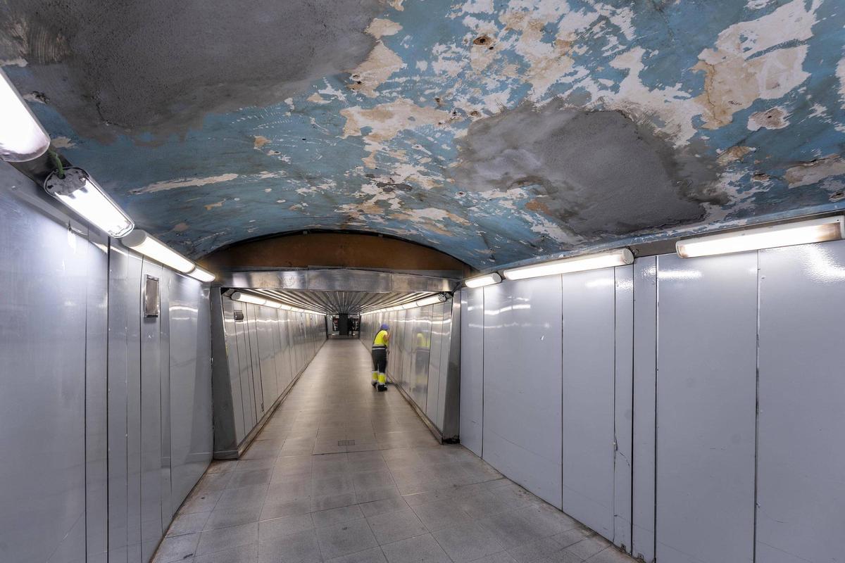Parte del pasillo de la estación de metro de Catalunya, en Barcelona.