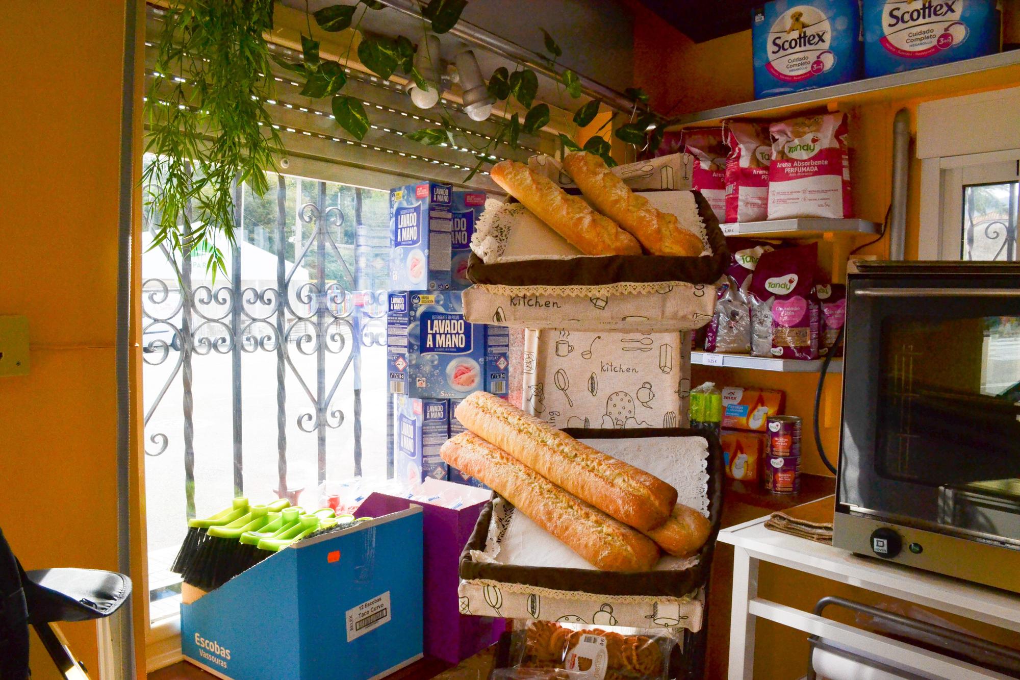 No falta el pan recién hecho así como empanadas y bollos preñaos en su tienda.