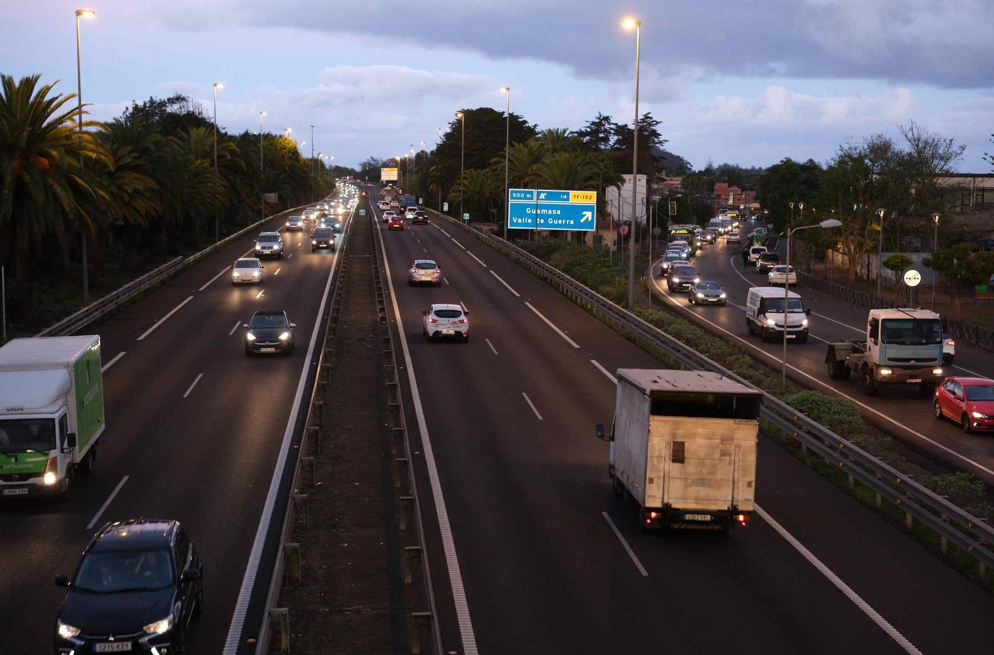 Colas en Tenerife el primer día de cortes en la autopista