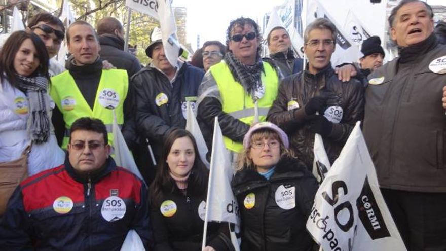 Los zamoranos asistentes a la manifestación de Madrid posan en plena protesta por los derechos de los discapacitados.