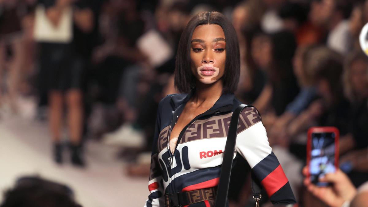 La modelo canadiense Winnie Harlow luce una creación de la firma Fendi durante la Semana de la Moda en Milán (Italia)