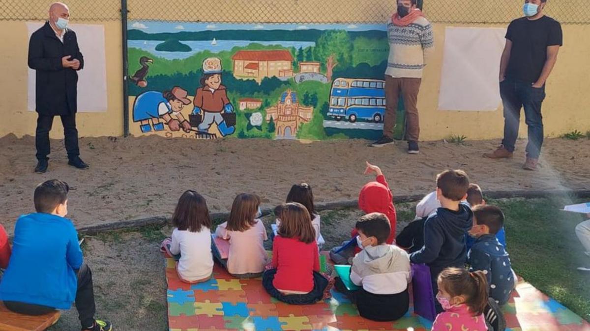 Varios niños observan el mural de A Carballeira.   | // FDV