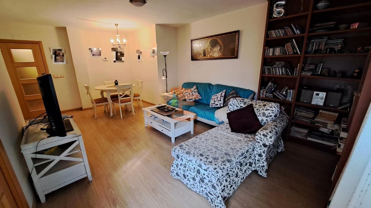 El salón de la casa a la venta en el barrio San José de Zaragoza