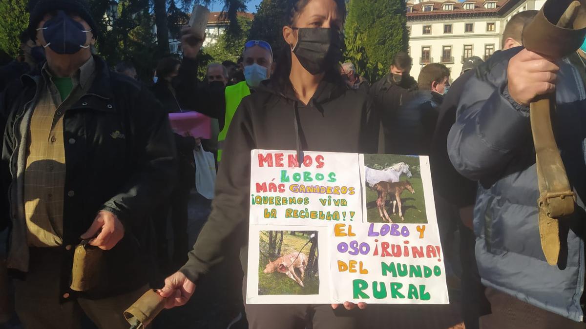 Una manifestante clama contra la protección del lobo durante las protestas ganaderas, en Oviedo