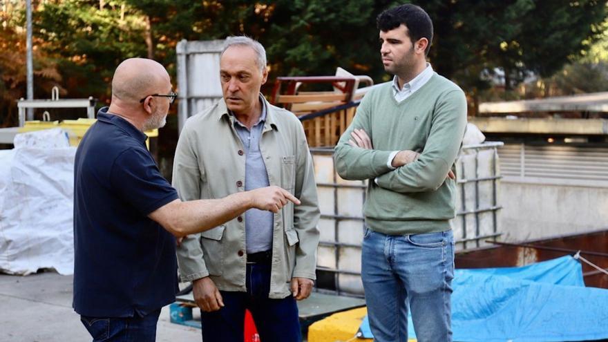 Óscar Durán, Agustín Reguera y Gonzalo Louzao, en el punto limpio de A Estrada.