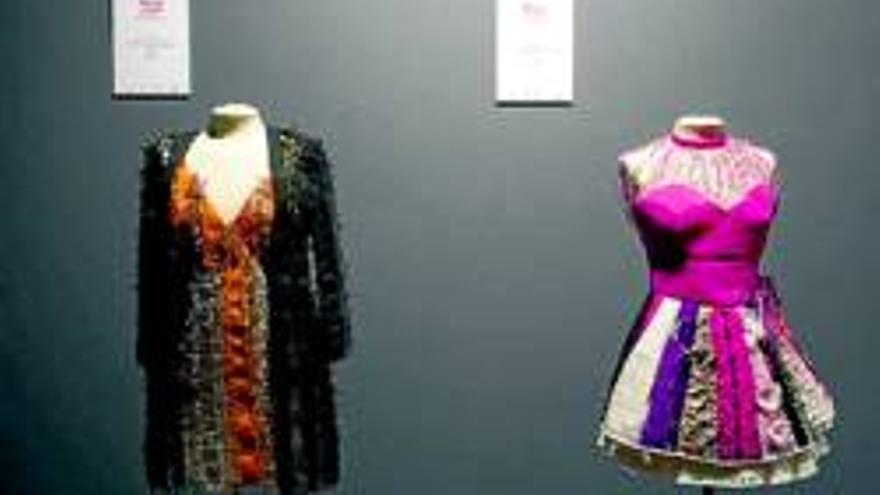 La ropa de papel de Güeñes desfila por el Museo de Origami