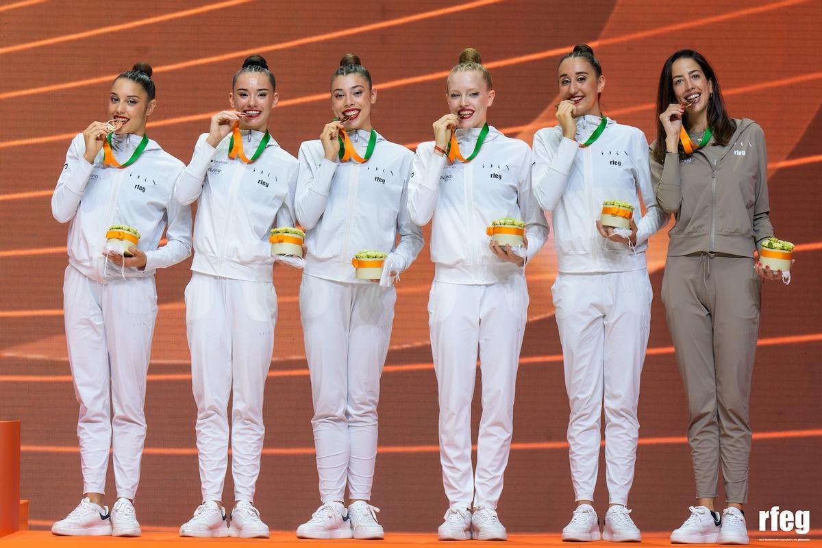 Las gimnastas celebrando el podio conseguido en el europeo de Budapest