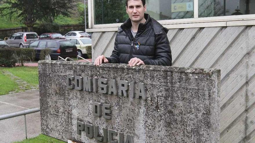 Roberto González, en la entrada de la comisaría de Ourense. // Iñaki Osorio