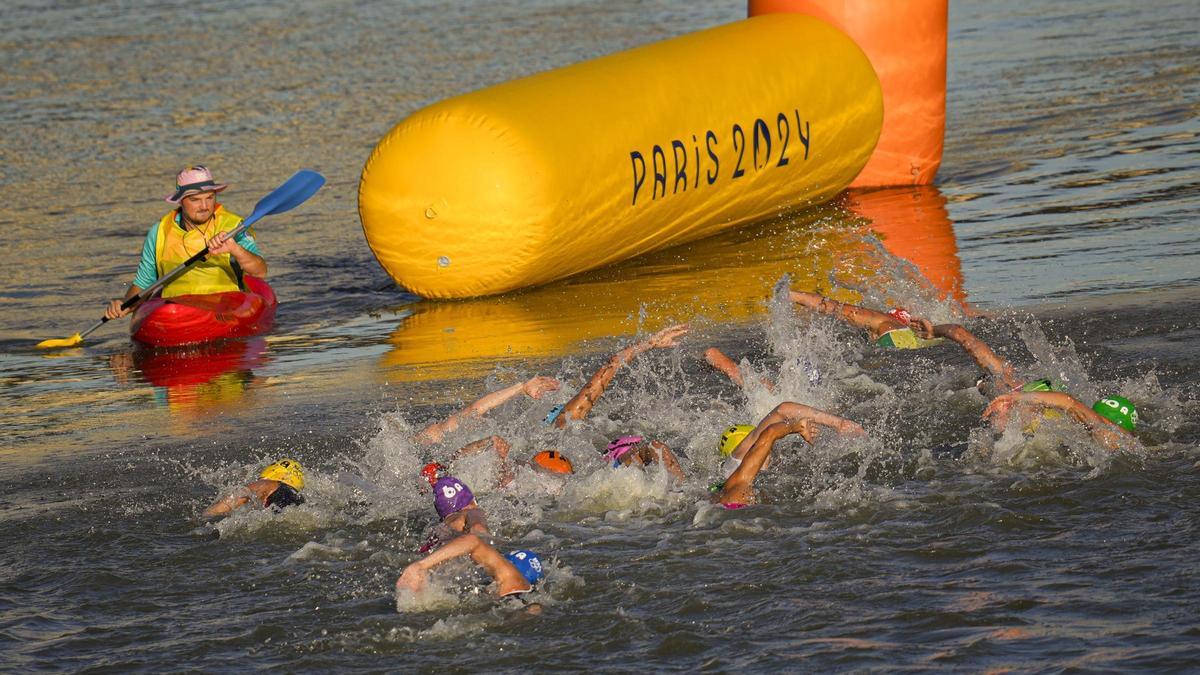 Los atletas compiten durante la etapa de natación del triatlón de relevos mixtos en los Juegos Olímpicos de Paris 2024