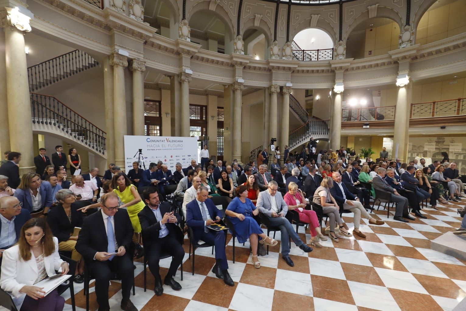 Ximo Puig inaugura la "Jornada Comunitat Valenciana hacia el futuro" en el Palacio de las Comunicaciones