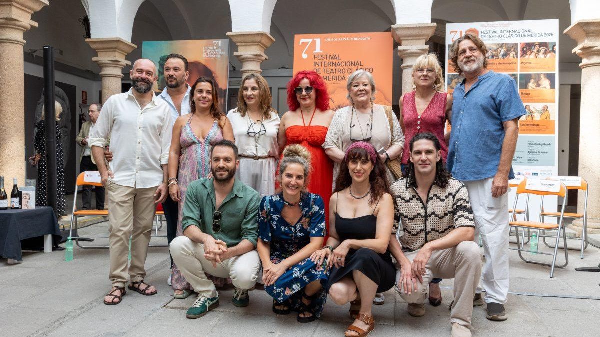 Dirección y elenco de actores de 'Ifigenia', este lunes, en Mérida.