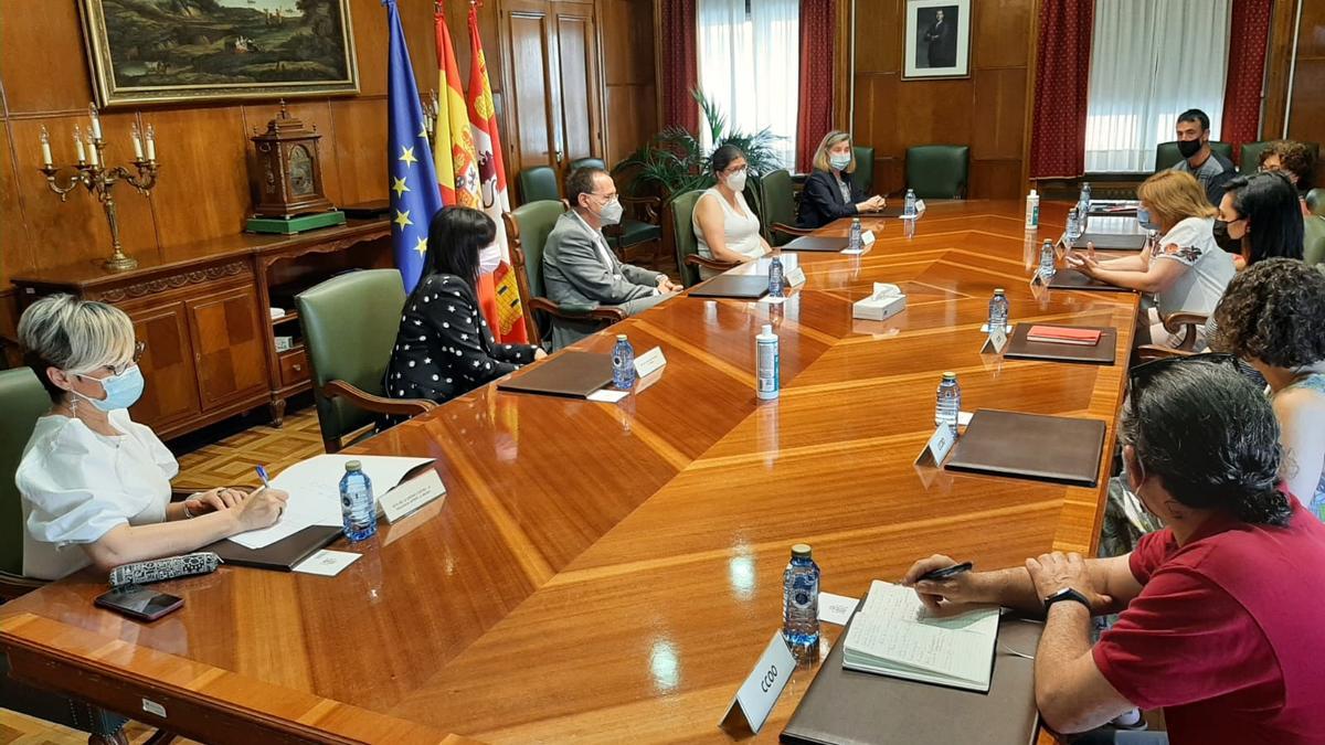 Un momento de la reunión en la Subdelegación de Gobierno.