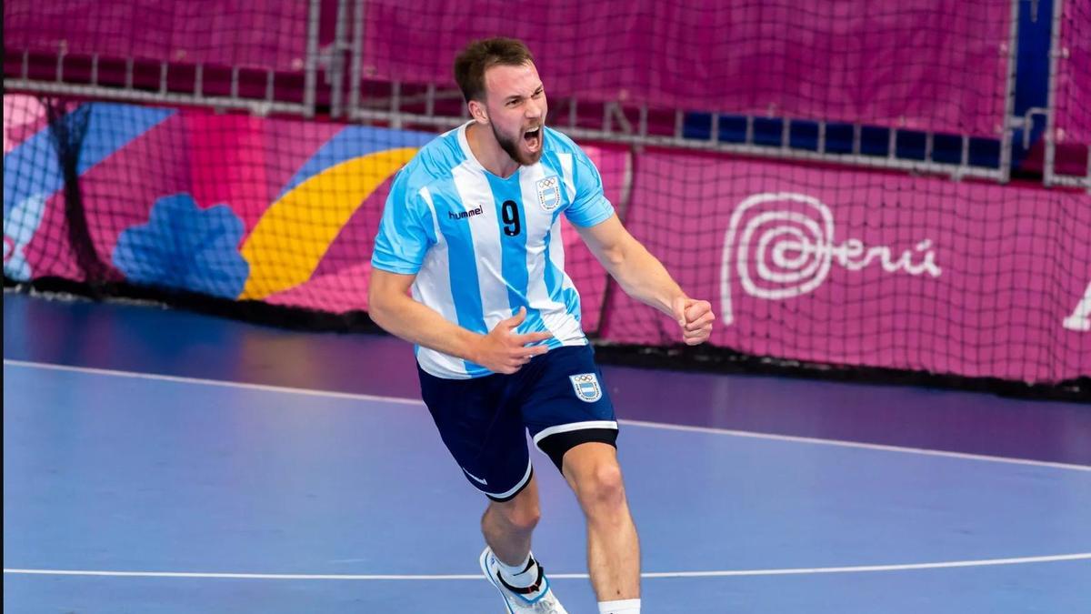 Santiago Baronetto celebrando un gol con la selección albiceleste