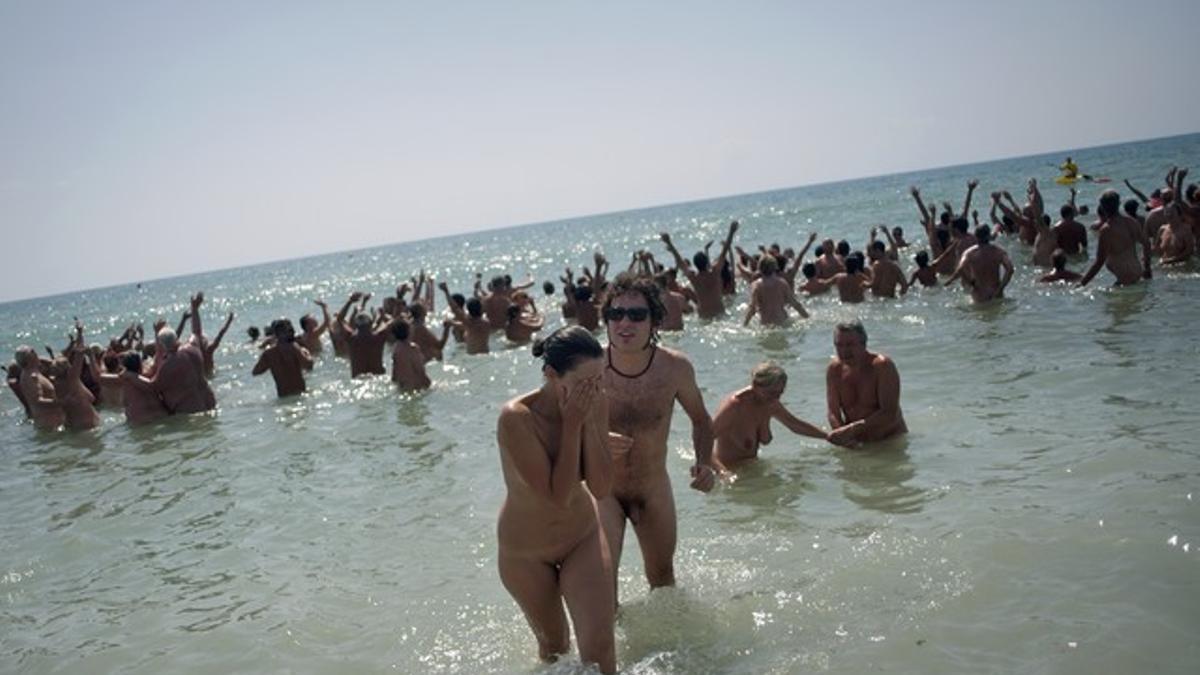 Playa de Vera logra el Guinness al mayor baño colectivo desnudo del mundo