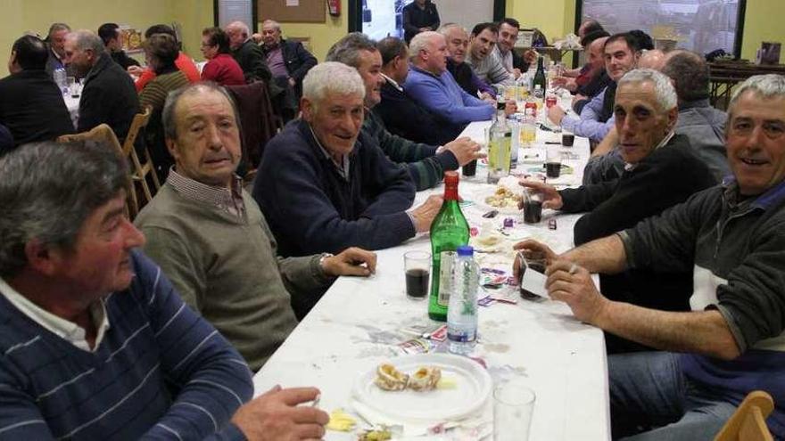 Los socios de Valle del Deza celebraron su comida de Navidad en el local social de Goiás. // Bernabé