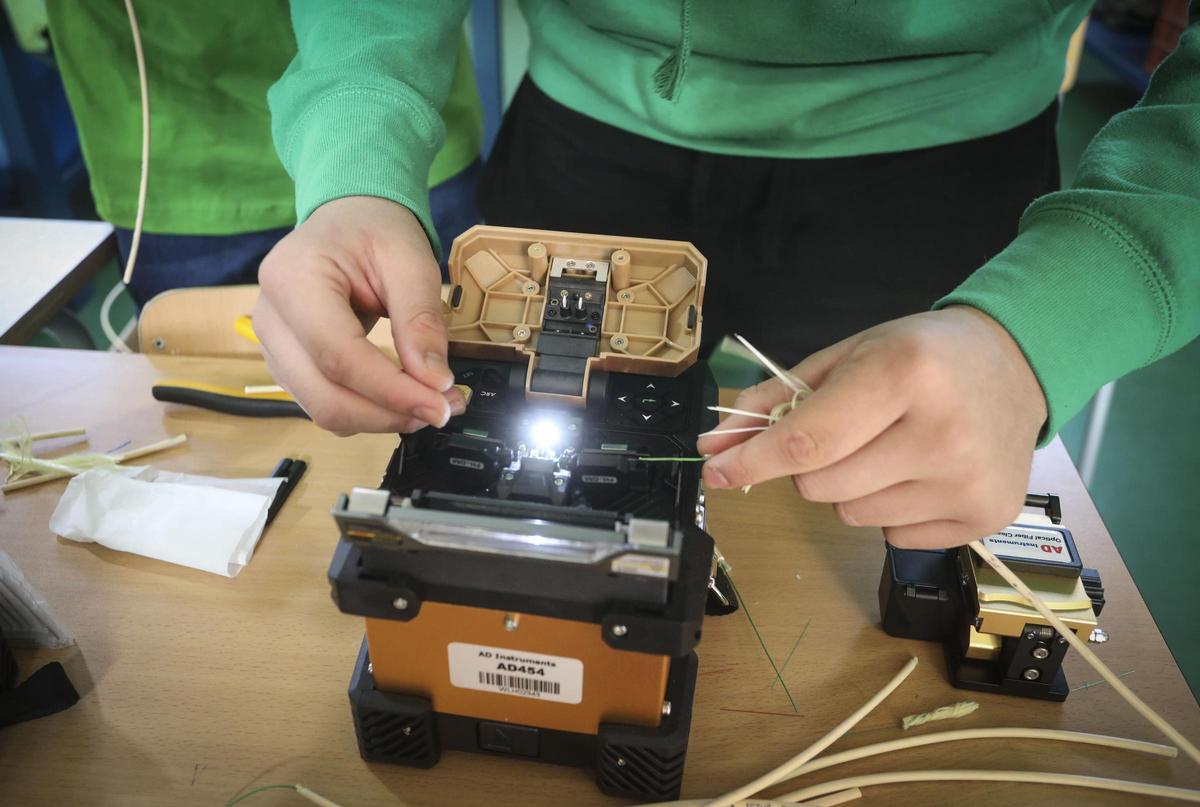 Un alumno de FP, en plena tarea.
