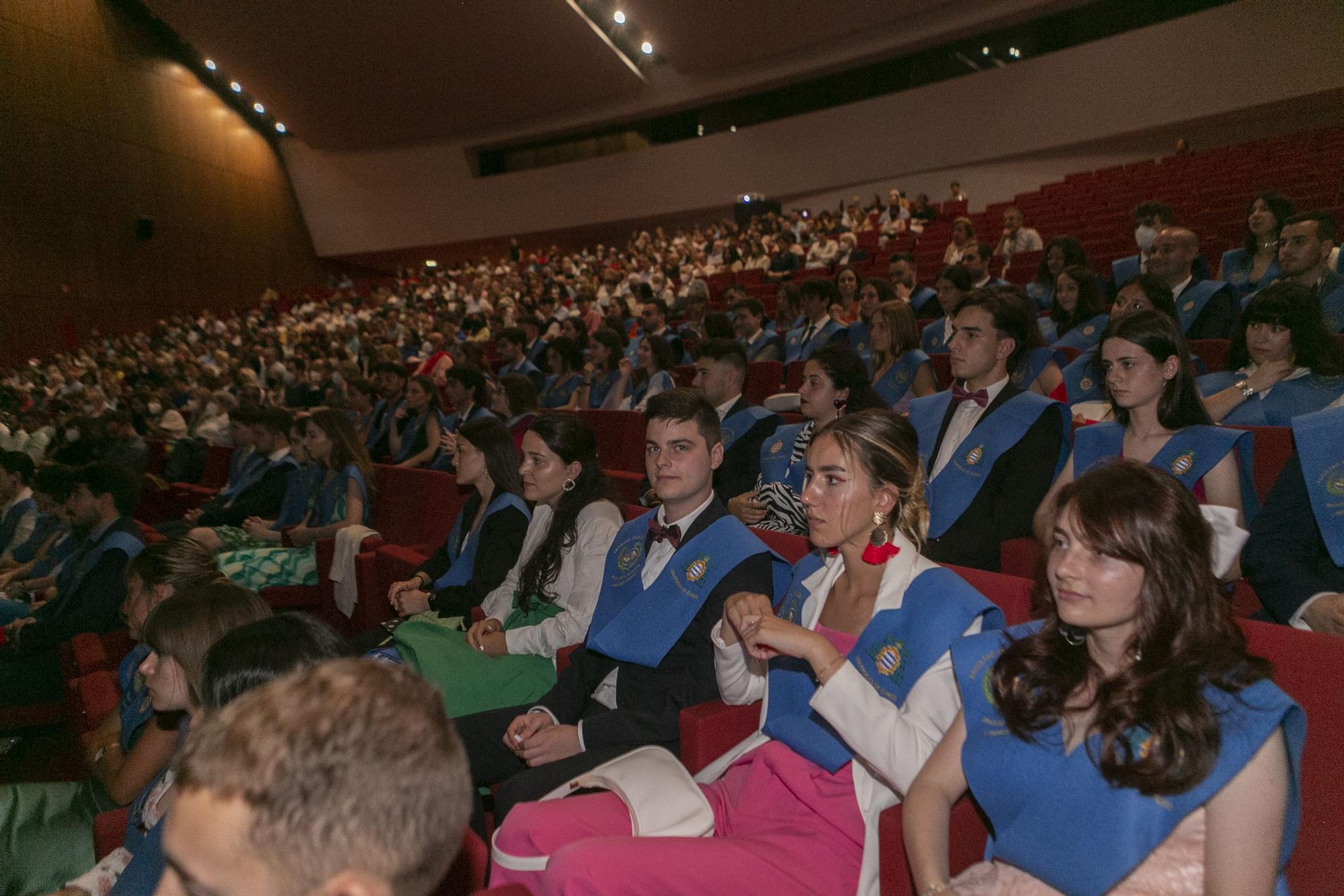 En imágenes: Así ha sido la graduación de Biología y Biotecnología en el Centro Niemeyer, en Avilés