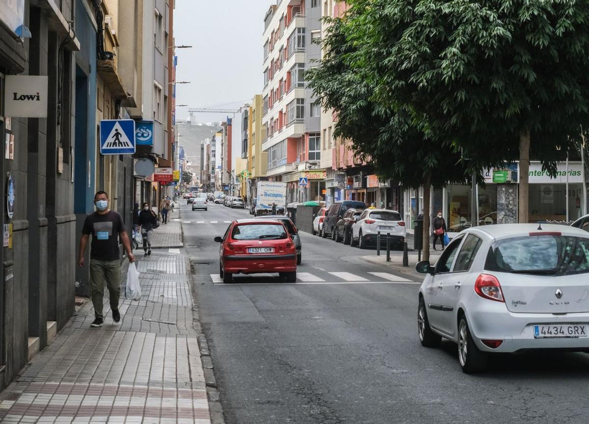 Un hombre camina por la acera de la calle Fernando Guanarteme entre las calles Viriato y Pelayo.
