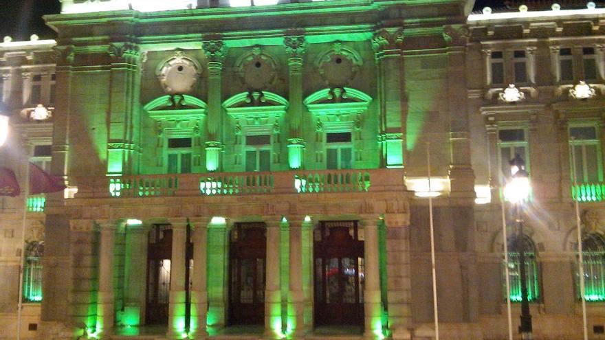 El Palacio Consistorial, anoche iluminada en verde.