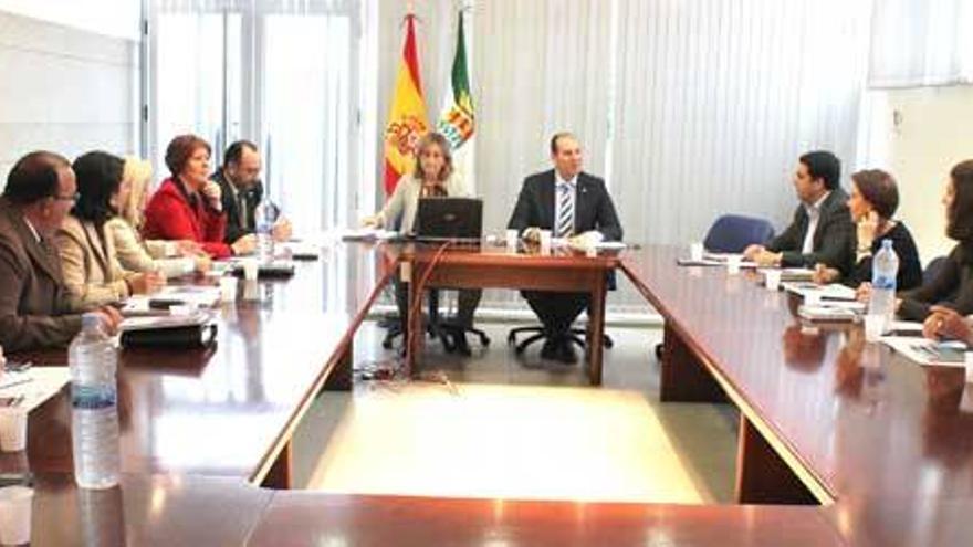 El Instituto de la Mujer de Extremadura mantiene 16 puntos de atención psicológica a víctimas violencia género