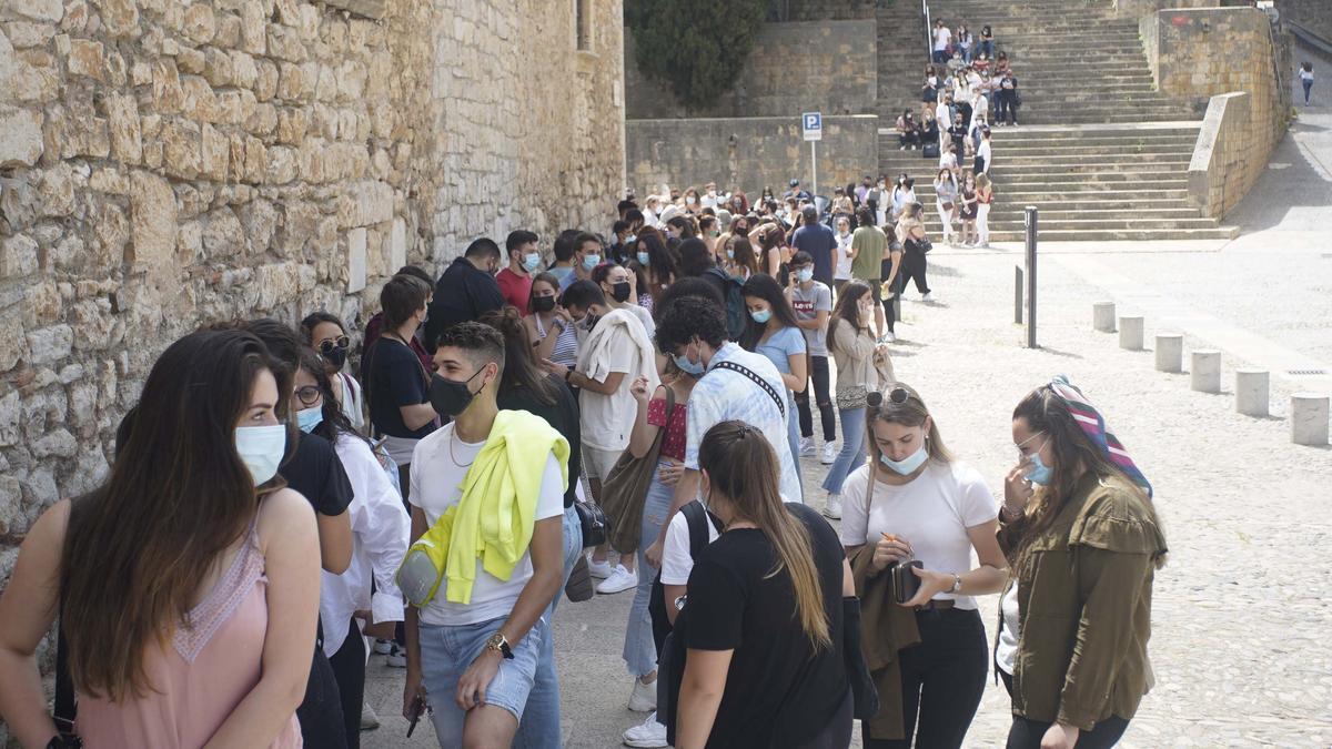 Protesta d'estudiants de la UdG en contra del requisit de la tercera llengua per obtenir el títol