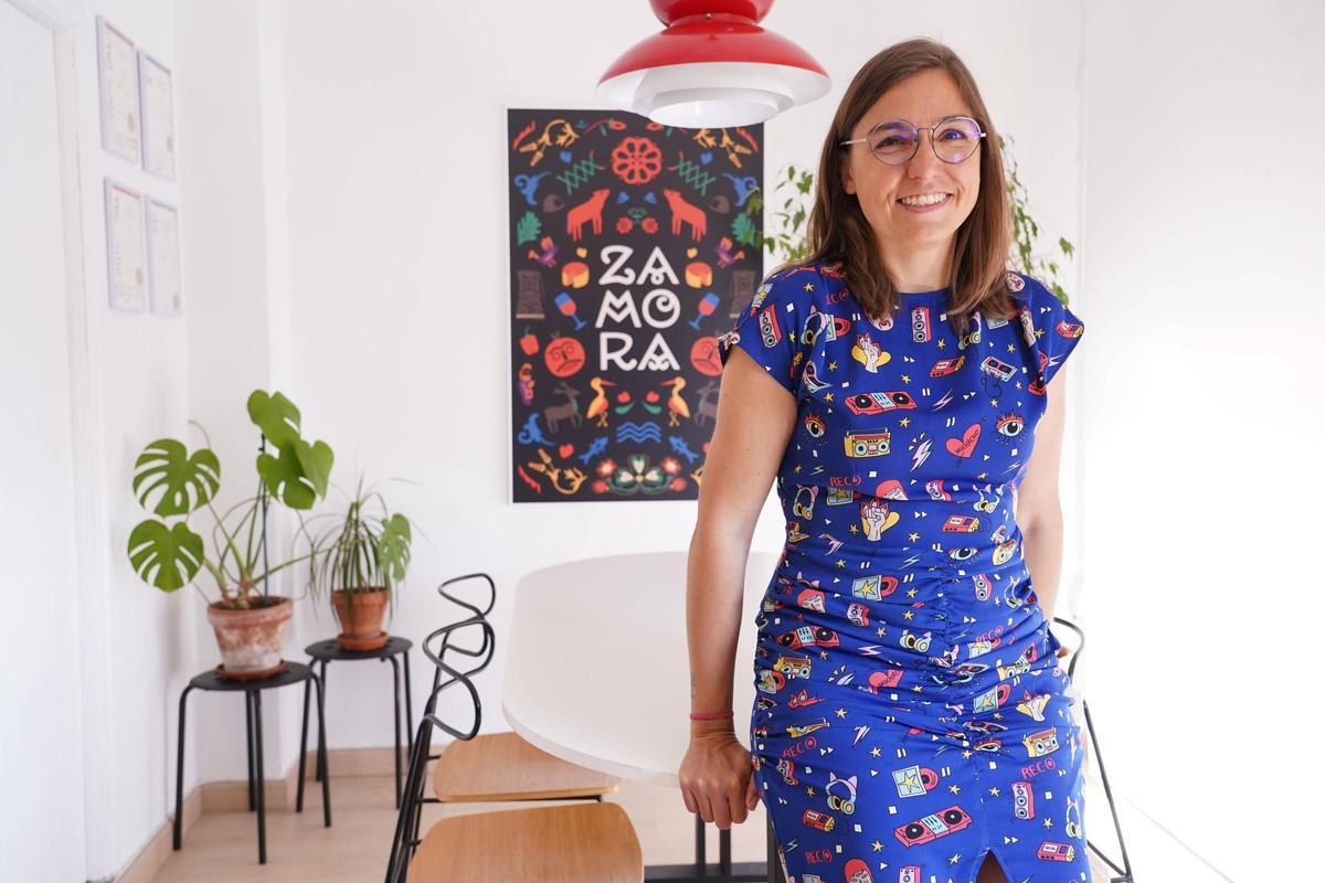 Ester Antón en la sede de Alto el Fuego