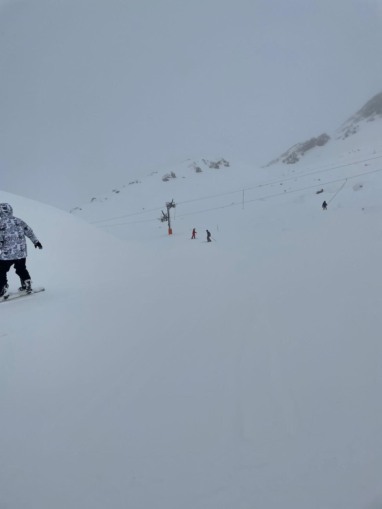 Primer día de la temporada de esquí 2021 en Valgrande-Pajares y Fuentes de Invierno