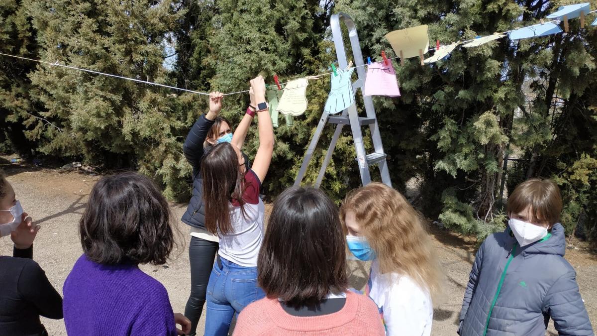 Unos estudiantes aragoneses &#039;hacen la colada&#039; en el Día de la Poesía