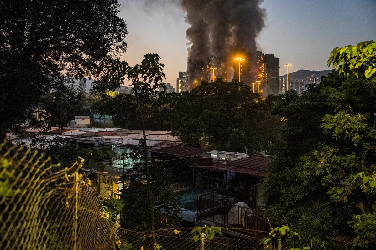 HONG KONG (China), 26/11/2025.- An apartment burns in Tai Po in Hong Kong, China, 26 November 2025. According to the Hong Kong government, the five alarm fire, which started 26 November, has left four people dead and three in critical condition. EFE/EPA/LEUNG MAN HEI