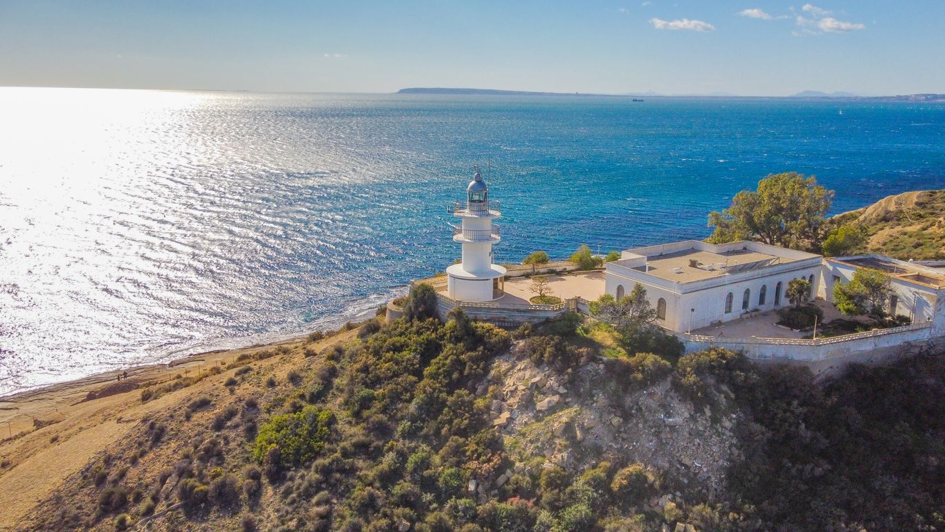 El Faro del Cabo de las Huertas de Alicante es una auténtica delicia visual.