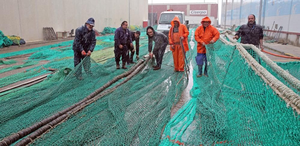 Los rederes de Vigo trabajan bajo la lluvia // Marta G. Brea