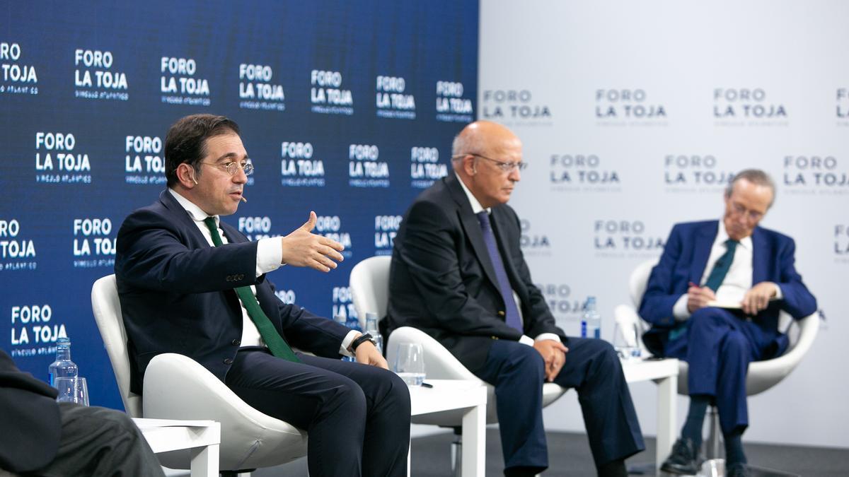 El Ministro de Asuntos Exteriores, Unión Europea y Cooperación, José Manuel Albares, junto con el ministro luso y Josep Piqué en el Foro La Toja.