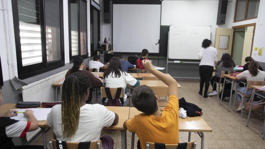 Educación pregunta a 220.000 alumnos sobre el uso de los móviles y a sus padres cuántos libros tienen en casa