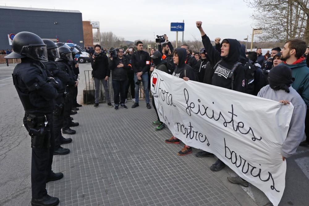 Uns 300 antifeixistes protesten davant El Canal per l''acte de Vox i reclamen que no se''ls cedeixi espais