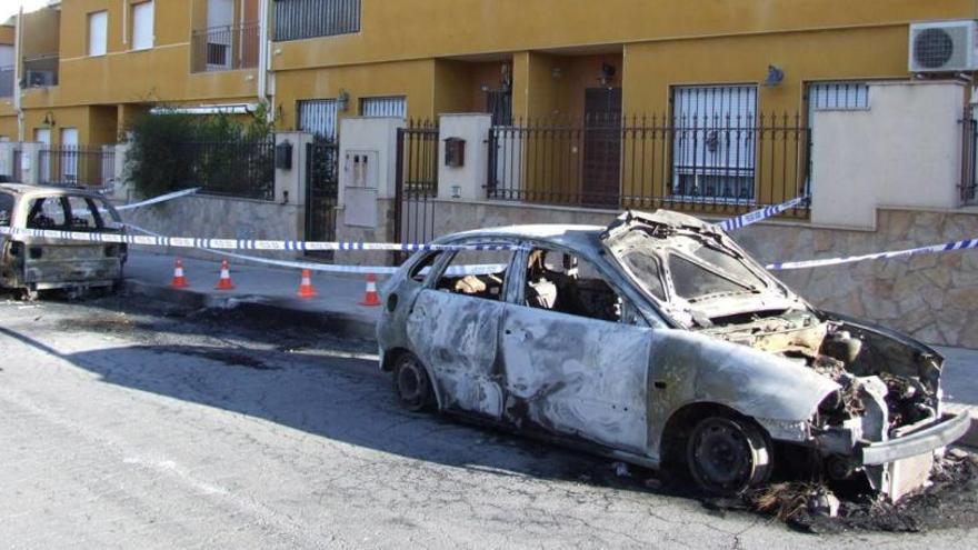 Cinco detenidos por quemar el coche de un guardia civil para intimidarle en Pinoso