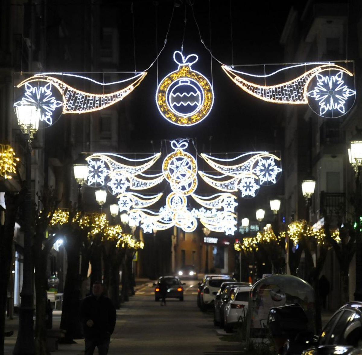 Lalín enciende su Navidad con 125 arcos de luz | BERNABÉ/JAVIER LALÍN